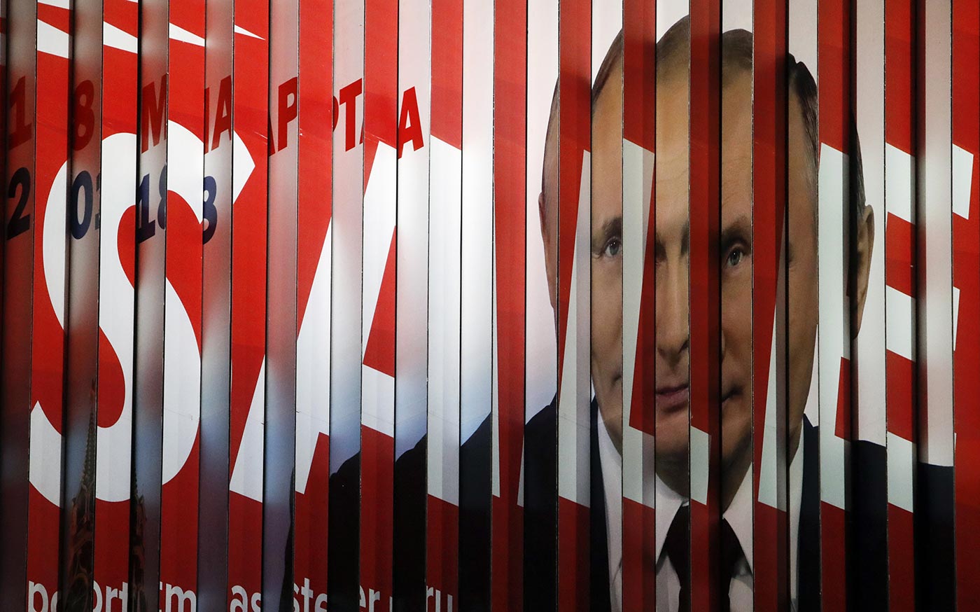 A multi-sided transformable board, which advertises the campaign of Vladimir Putin ahead of the upcoming presidential election,  on display in a street in Moscow, January 2018. Photo (c): REUTERS/Sergei Karpukhin