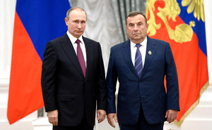 Valeriy Kolikov poseert met de Russische president Vladimir Poetin