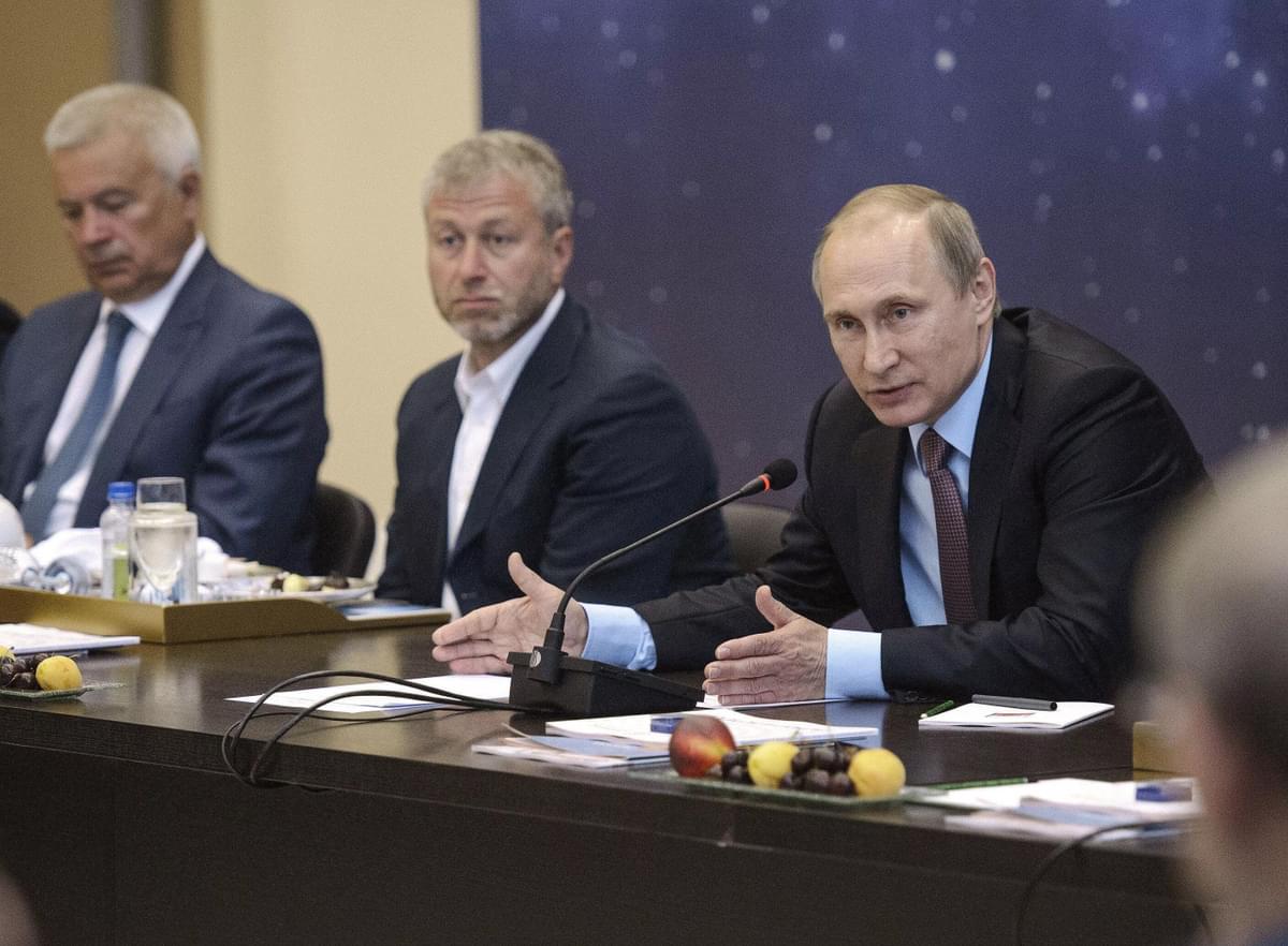 Roman Abramovich zit naast Vladimir Poetin