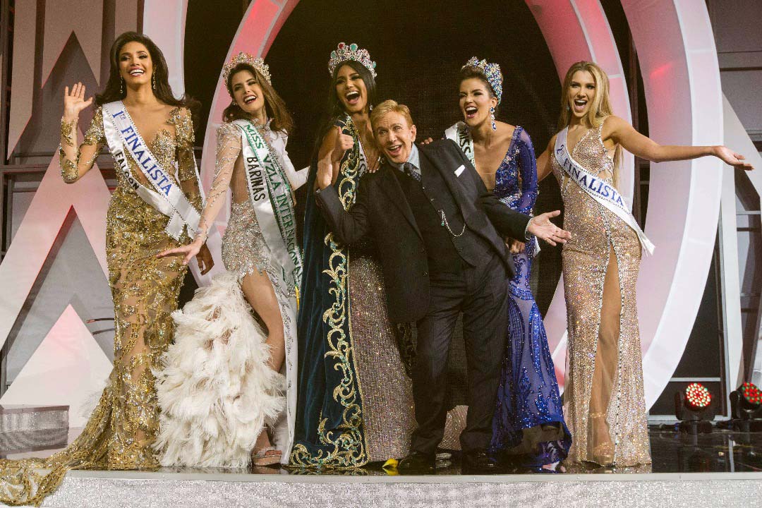 Osmel Sousa and contestants in the 2017 Miss Venezuela pageant. (Photo: EFE news agency)