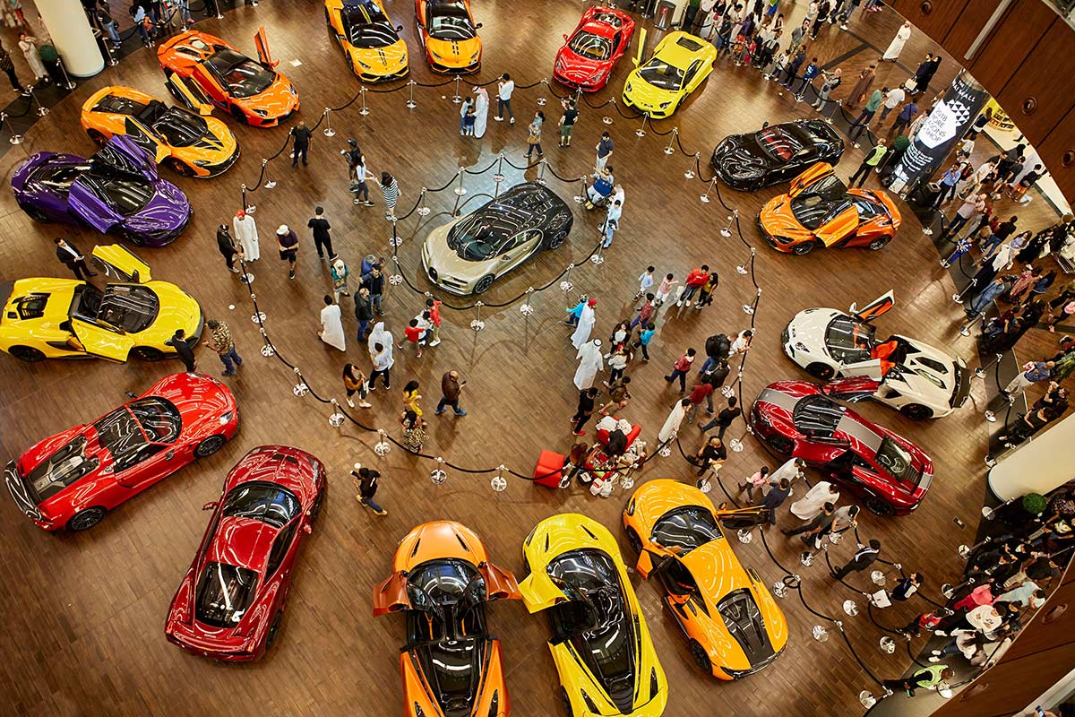 Een tentoonstelling van luxe auto's in de Dubai Mall