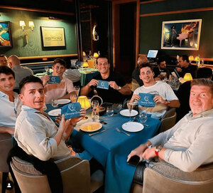 Výboh in een restaurant in Dubai met Formule 1-coureur Charles Leclerc