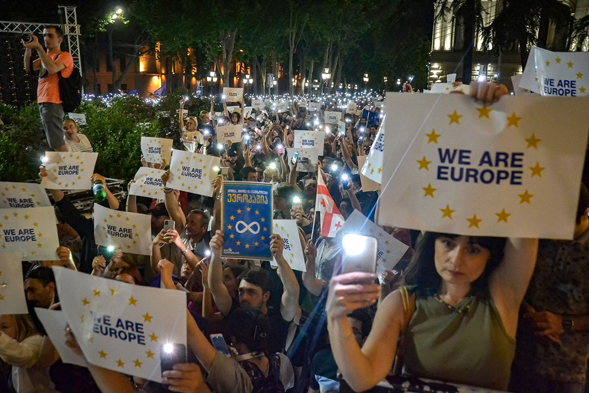 Demonstranten houden borden vast met de tekst "We Are Europe" tijdens een rally