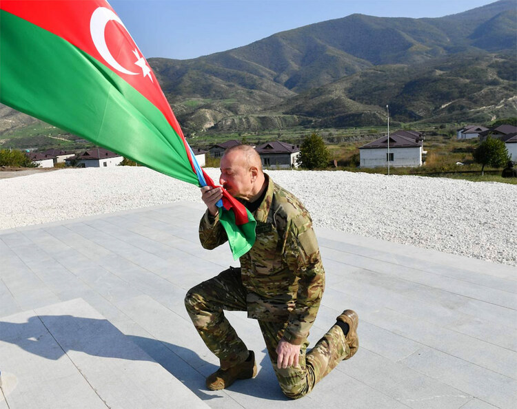 President Ilham Aliyev kisses an Azerbaijani flag qeituixidvls