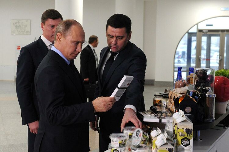Dmitry Mironov showing local products from the Yaroslavl region to Russian President Vladimir Putin