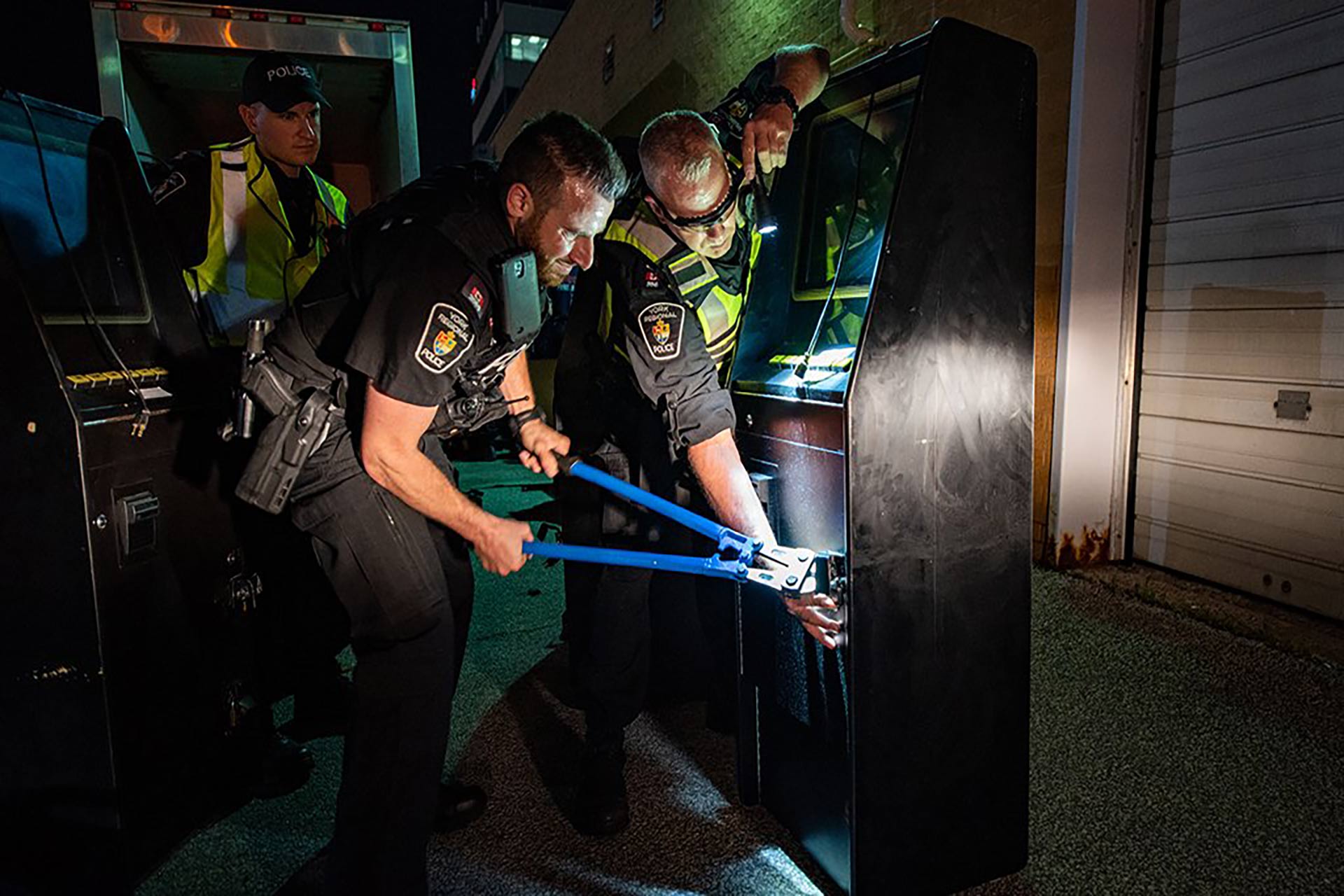 Police open a gaming machine qhidddiqdqiqruinv