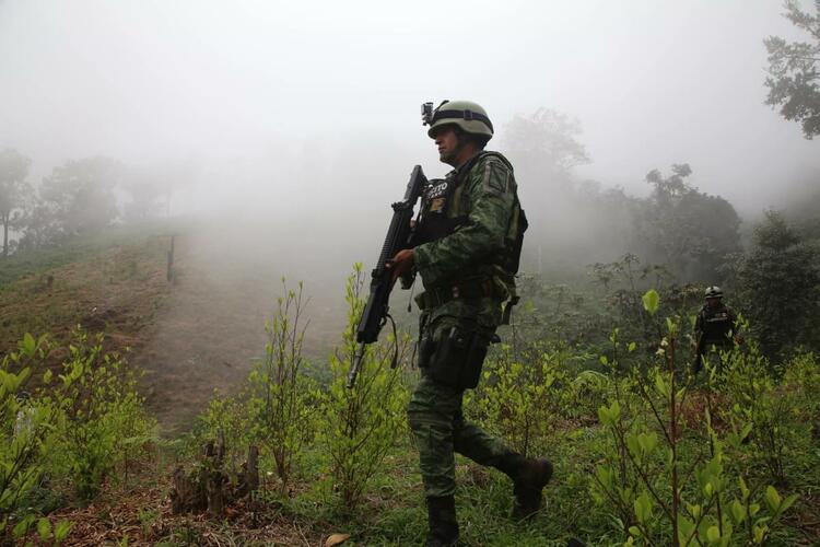Een Mexicaanse soldaat draagt ​​een vlammenwerper