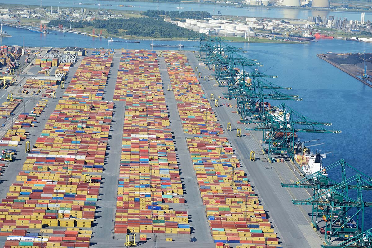 Een luchtfoto van containers op een dok