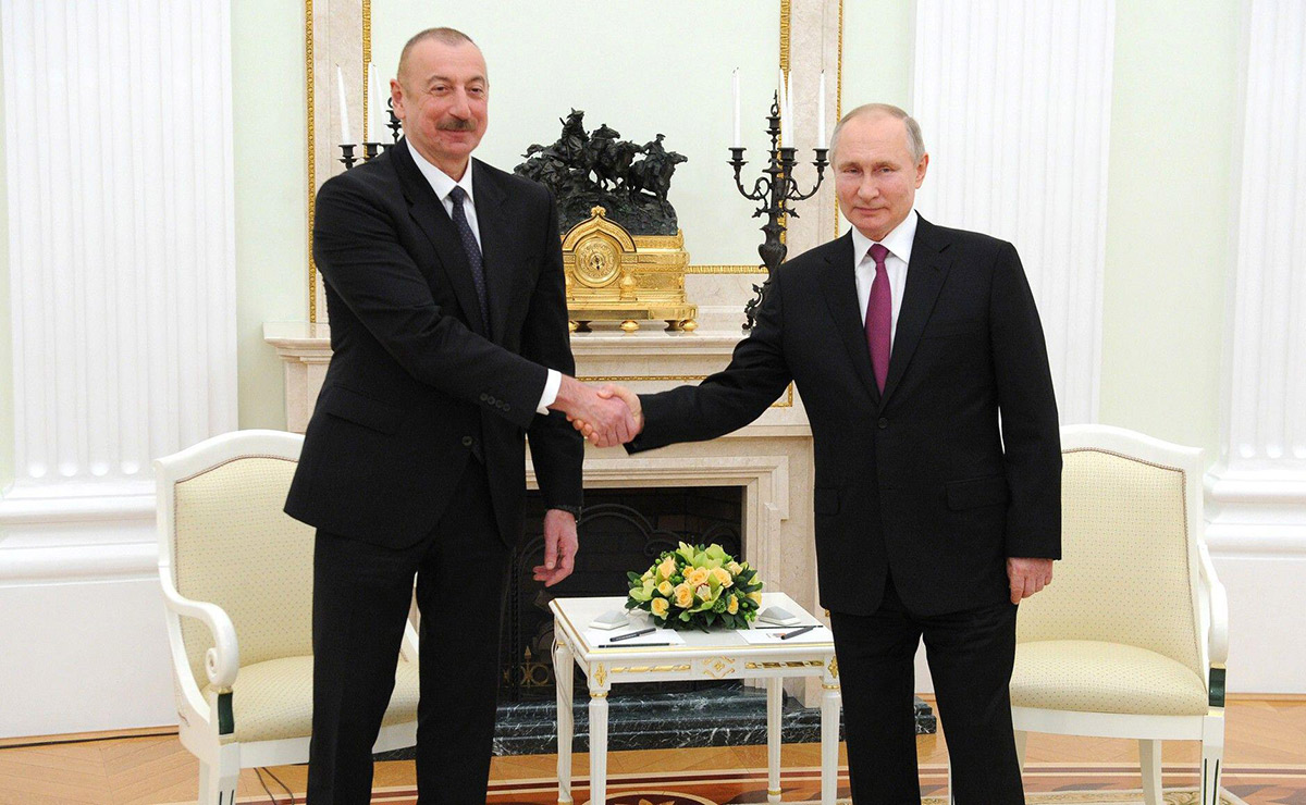 President Ilyam Aliyev en president Vladimir Poetin schudden elkaar de hand