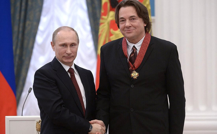 Konstantin Ernst stands with Russian President Vladimir Putin