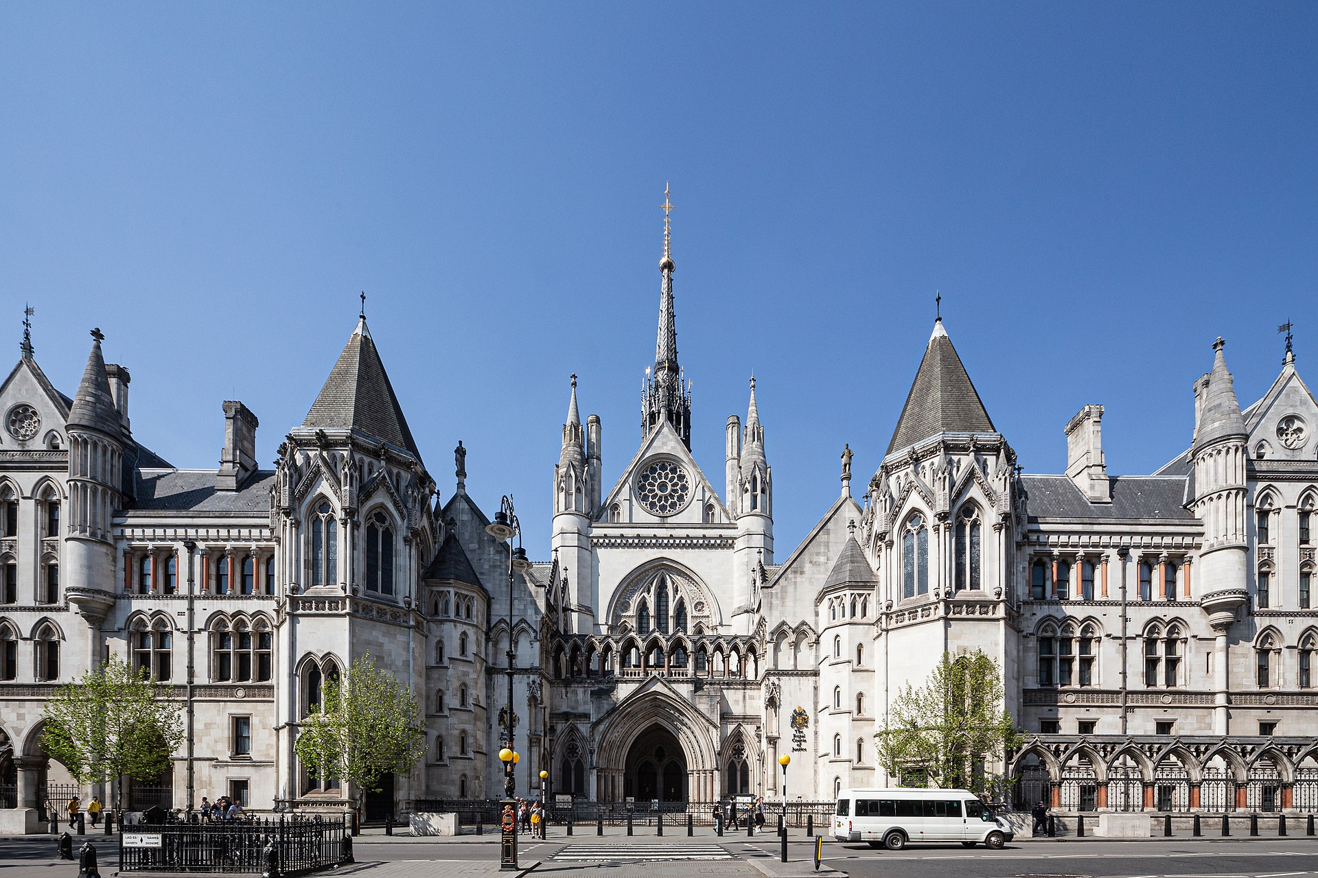 1920px Royal Courts of Justice 2019