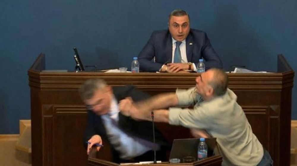 Opposition Parliamentarian punches ruling party MP qhiqqxidriqeqinv