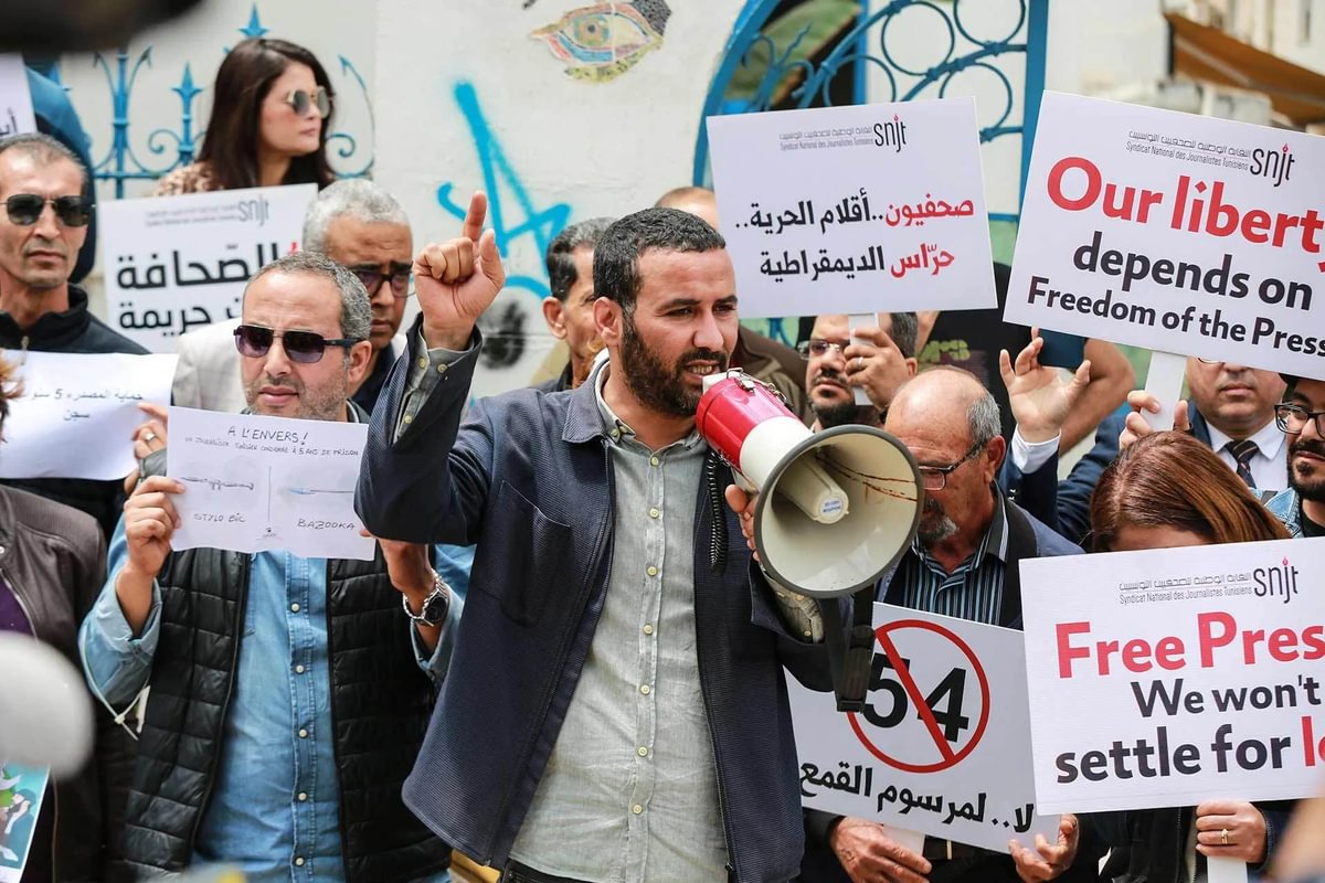 tunisia-protesters - Medium