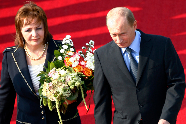 De Russische president Vladimir Poetin en zijn vrouw Lyudmila arriveren in Rostock-Laage voor de G8-top in 2007. Krediet: Reuters / Stephen Hird