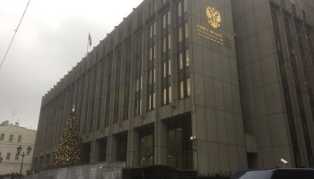 Адвоката отбывающего пожизненный срок сенатора приговорили к пяти годам колонии