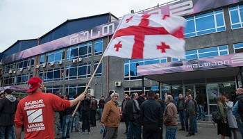 Решение суда отстранить руководство вызвало противостояние на известнейшем телеканале Грузии